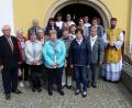 Bild: exb
40, 50, 60 oder gar 70 Jahre her ist ihre Erstkommunion: Mit einem Festgottesdienst in der Pfarrkirche, den Pater Thomas Rostek (rechts) begehen die Frauen und Männer dieses Jubiläum.