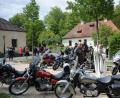 Bild: brü
Zum Start in die Saison wurden in Amberg die Motorräder am Mariahilfberg im Anschluss an den Motorradgottesdienst durch Pater Janusz gesegnet.