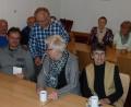 Bild: Portner
OGV-Vorsitzender Karl Ruhland (stehend) referierte über insektenfreundliche Gärten. Dazu stellte er den Mitgliedern eine Saatmischung des Landesverbands für eine Blumenwiese vor.