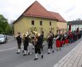 Bild: bjp
Zum klingenden Spiel der Stadtkapelle Eschenbach zogen Vereinsabordnungen und Trabitzer Gemeinderat zur Jakobuskirche, um den Florianstagsgottesdienst zu begehen. Bild: bjp