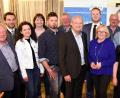 Bild: bgm
Sebastian Kitta (Achter von links) bleibt Vorsitzender der CSU Floß. Wahlleiter und CSU-Kreisvorsitzender Stephan Oetzinger (Zweiter von links) freute sich nach 30 CSU-Versammlungen in den vergangenen Wochen über die durchwegs einstimmigen Ergebnisse.