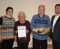 Bild: bey
Lotte Hartwig (links) und Bürgermeister Rainer Rewitzer (rechts) danken Siegmar und Ingrid Selznener, Bochum, für ihre enge Verbundenheit zur Stadt.