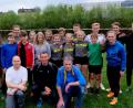 Bild: le
Die Teilnehmer am Faustball-Jugend-Trainingslager mit Dominik Siegl, Nationalspieler Steve Schmutzler und Vorsitzendem Hans Eismann (vorne, von links).