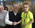 Bild: Hirsch
Der siebenjährigen Anton (rechts) freute sich, dass ihm zum Gewinn einer Goldmedaille beim Schwimmwettkampf Schwandorf-Sokolov auch die Bürgermeister der beiden Orte gratulierten.