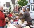 Bild: Hirsch
Regina Bauer (rechts) verkauft auf dem Maimarkt in Schwandorf.
