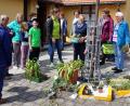 Bild: weu
Die Pflanzentauschbörse des Gartenbauvereins war wieder ein voller Erfolg. Zweite Vorsitzende Anita Graßl (Dritte von rechts) gab den zahlreichen Gästen wertvolle Tipps.