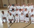 Bild: dob
Im Karate Dojo Vohenstrauß haben sich wieder eine ganze Reihe Sportler höher qualifiziert. Prüfer Manfred Horn (links) freut sich über diesen Erfolg.