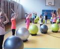 Bild: jpl
Vergnügt trommelten die Zweitklässler unter Anleitung von Beate Schmucker (rechts) zu fetziger Musik und studierten eine mitreißende Choreographie ein.