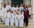 Bild: bsc
Acht Mädchen und Buben der Pfarrei traten am Sonntag in der Pfarrkirche „Maria Immaculata“ erstmals an den Tisch des Herrn. Bei einem feierlichen Festgottesdienst empfingen sie von Pater Martin ihre erste heilige Kommunion und wurden in die Mahlgemeinschaft mit Gott und der Gemeinde aufgenommen. Pater Martin wünschte den Kindern und ihren Familien auf ihren Lebensweg immer die Nähe zu Gott und das sie die Kirche als lebendige Gemeinschaft sowie als wichtigen und wohltuenden Ort erleben können. Für die tatkräftige Vorbereitung und Unterstützung zur diesjährigen Erstkommunion dankte der Priester am Ende des Gottesdienstes den Tischmüttern Carolin Breitner, Hannelore Janko und Claudia Paukner sowie den Eltern der Kommunionkinder. Für die besonders festlich geschmückte Pfarrkirche würdigte der Priester, Messner Tobias Megies. Mit einer musikalischen Glanzleistung umrahmte der Singkreis „Cantiamo“ unter der Leitung von Karin Gerolstein den Festgottesdienst. Nach dem Festgottesdienst stellten sich Pater Martin (mitte links), die Tischmütter Claudia Paukner, Carolin Breitner (hinten von rechts), Hannelore Janko (mitte rechts) sowie Schulleiterin Inge Dick (vorne rechts) mit den Ministranten (hinten) und den Kommunionkindern Pia-Marie Breitner, Anja Haubner, Elena Janko, Eva Kaßeckert, Sophie Paukner, Emilia Schmitt, Sarah Tretter und Ben Weiß zum Erinnerungsfoto.