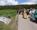 Bild: exb
Kirchlicher Segen für das Glaubenszeichen, der 14. Station des Kreuze-Weges zur Asphaltkapelle in Etsdorf.