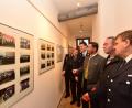 Bild: bey
Feuerwehr-Vorsitzender Hans-Peter Wallner, Altbürgermeister Johann Walbrunn, Stadtheimatpfleger Bernd Piehler, Bürgermeister Rainer Rewitzer, Ehrenvorsitzender Berthold Herrmann und Max Zehent, früherer Vorsitzender (von links), erfreuen sich an den "Bildern aus früherer Zeit", auf denen sich mancher wieder mit seinem Abbild in jungen Jahren fand.