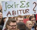 Bild: Federico Gambarini/dpa
Für ein „faires Abitur“ demonstrieren Schüler in Düsseldorf vor dem Schulministerium. In der Region gehen Mathe-Abiturienten nicht auf die Straße, sondern bevorzugt ins Internet, um ein zu schweres Mathe-Abi zu beklagen.