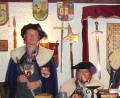 Bild: hl
Großmeister Werner von Podewils (mit Kanzler Sebastian Graf von Reichenbach-Goschütz und Zeremoniar Florian von Rosenburger, von rechts) läutert die Vorhaben des Ritterbundes.