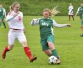 Bild: Hubert Ziegler
Die Gebenbacher Offensivspielerin Maria Obermeier (rechts) zieht mit dem Ball am Fuß der Ebermannsdorferin Melanie Riedl davon.