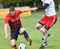 Bild: A. Schwarzmeier
Der Pleysteiner Benedikt Namberger (links) versucht, den zweifachen Waldthurner Torschützen Daniel Bergmann zu bremsen. Der TSV Pleystein gewann das Derby gegen den FSV Waldthurn mit 4:3.