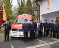 Bild: fla
Kreisbrandmeister Matthias Schmidt, Kreisbrandinspektor Martin Weig und Kreisbrandrat Marco Saller (von rechts) gratulierten zum neuen Mehrzweckfahrzeug. Stolz präsentieren Vorstand Andreas Troidl (Fünfter von rechts) und seine Stellvertreterin Kerstin Wittmann (Vierte von rechts) mit KBM und 2. Kommandanten Alexander Kleber (Zweiter von links), Gerätewart Robert Barth (Dritter von links), Kommandant Michael Bäumler (Vierter von links) , 2. Bürgermeister Roman Bauer (Fünfter von links) und Bürgermeister Josef Beimler das neue Fahrzeug. Kurz zuvor erhielt die Neuerwerbung den Segen von Pfarrer Norbert Götz. Fahnenträger Valentin Reil war natürlich auch dabei.