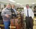 Bild: jzk
Museumsleiter Anton Heindl (rechts) dankt den Drehorgelspielern Josef und Karl Drelitschek (von links) für ihre schöne Drehorgelmusik.