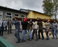 Bild: exb
Die Papas strengen sich mächtig an, um das Freigelände des Kinderhauses auf Vordermann zu bringen. Praktisch in wenigen Stunden leisten sie viel Arbeit.