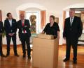 Bild: Susanne Götte/exb
Oberbürgermeister Kurt Seggewiß (Vierter von links) freut sich mit Kulturamtschefin Petra Vorsatz und Bürgermeister Lothar Höher (rechts) über die zahlreichen Gäste zur Ausstellungseröffnung