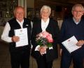 Bild: R. Kreuzer
Leiterin Rosemarie Meier ehrt die Gründungsmitglieder Nik Ertl (links) und Adolf Dendorfer.
