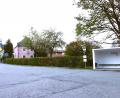 Bild: fjo
Ein großes Stück der Hecke soll weg, damit neun neue Parkplätze zwischen dem Buswartehäuschen (rechts) und dem Benefiziatenhaus (links) entstehen können.
