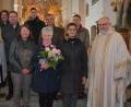 Bild: jr
Mesnerin Anni Köppel (mit Blumen) feierte am Sonntag ihren 75. Geburtstag. Dazu gratulierten Pfarrer Anton Witt (rechts), sowie Abordnungen von Pfarrgemeinderat und Kirchenverwaltung der Pfarrei Leonberg. Die Glückwünsche wurden am Ende des Gottesdienstes in der Pfarrkirche überbracht.