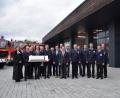 Bild: szl
Das neue Gerätehaus der Tirschenreuther Feuerwehr wurde am Freitagnachmittag feierlich eingeweiht. Statt mit dem üblichen Schlüssel überraschte Peter Brückner (Vierter von links) Bürgermeister Franz Stahl und die Führungskräfte mit einer künstlerischen Darstellung des Feuerwehrhauses, das schon allein aufgrund der ungewöhnlichen dunklen Verkleidung mit angekokeltem und damit wetterfest gemachtem Holz für Gesprächsstoff sorgt.