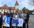 Bild: szl
Freie-Wähler-Landtagsabgeordneter und Europaausschussvorsitzender Tobias Gotthardt (Vierter von rechts) stellt im Mähring seine parteiübergreifende Werbekampagne unter dem Slogan „Nimm Europa selbst in die Hand“ vor. Seine Mitstreiter sind Hans Klupp (Ditter von rechts), FW-Kreisvorsitzender, die Mähringer Marktgemeideräte sowie Bürgermeister Josef Schmidkonz (Zweiter von rechts), die ebenfalls von der Europa-Idee überzeugt sind.