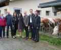 Bild: fpoz
Der Betrieb von Heidi und Alois Reichenberger (Zweite und Dritte von links) begeisterte CSU-Ortsvorsitzenden Mario Rabenbauer, Landwirtschaftsministerin Michaela Kaniber, CSU-Bürgermeister-Kandidatin Margit Bayer, Landratskandidat Roland Grillmeier, Europa-Kandidat Christian Doleschal und CSU-Kreisvorsitzenden Tobias Reiß (von links).