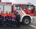 Bild: mde
Die Kommandanten Florian Heinl und Sven Hupas mit Jugendwart Sebastian Schindler, sowie den Feuerwehranwärtern Johannes König, Jonas Schlicht, Maximilian Legath, Sebastian Regner und Lukas Schraml (von links) mit Kreisbrandinspektor Otto Braunreuther, Kreisjugendfeuerwehrwart Wolfgang Bauer und Kreisbrandmeister Peter Prechtl (von rechts) vor dem Neusorger „Löschfahrzeug KatS“.