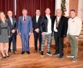 Bild: bö
Neuwahlen beim Golf- und Landclub (von links): Patrick Barton, Andrea Graf, Reinhard Kämpf, Harald Thies, Herbert Doleschal, Frank Käfer, Reinhold Scharl und Clubmanager Christian Martin.
