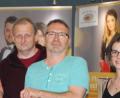 Bild: lep
In einer kleinen Feierstunde wird der neue Messestand des Vereins „Hilfe für Anja“ offiziell eingeweiht. Mit dabei die Beteiligten (von links) Fabian Fuhrich, Josef Schreglmann, Ramona Rieger, Jens Zimmermann, Micharel Sporrer, Andreas Trips, Natascha Dötterl und Hans Walter.