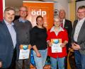 Bild: sus
Maria Lippert und Hermann Birnthaler (mit Urkunden) sind seit 25 Jahren bei der ÖDP. Kreisvorsitzender Alfred Damm, die stellvertrende Landesvorsitzende Agnes Becker, Arnold Kimmerl und Martin Prey zeichneten sie dafür aus.