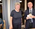 Bild: gi
Vorsitzende Angela Striegl überreicht an Pfarrer Josef Most einen Zuschuss von 500 Euro für die Heizung des Pfarrheims und übergibt noch 150 Euro für Blumenspenden der Kirchen in Moosbach und Tröbes.