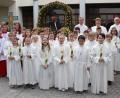 Bild: wec
Die Kommunionkinder mit (hinten von rechts) Klassleiterin Heidrun Leitz, Pfarrer Herbert Grosser, Gemeindereferentin Kathrin Blödt und Gemeindepraktikant Roman Sanders.