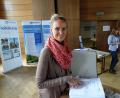 Bild: rti
Netzbetreiber Tennet steht bei einem Informationsmarkt in Mitterteich den Bürgern Rede und Antwort zum Ersatzneubau des Ostbayernrings. Bürgerreferentin Ina-Isabelle Haffke erläutert, was sich alles in den elf Aktenordnern befindet.