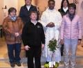 Bild: ld
Im Namen der Pfarrei Herz Jesu gratulierten bei ihrem ersten Besuch nach der Profess in ihrer Heimatpfarrei Pater JKoy Munduplackal und Vertreterinnen des Pfarrgemeinderats mit Sprecherin Sabine König (rechts). Schwester Claudia Maria (vorne links) zeigte sich überrascht und dankte herzlich.
