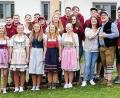 Bild: es
Nach 21 Jahren haben diese jungen Leute wieder einen Maibaum in Pilchau aufgestellt.