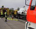 Bild: za
Ein Laster droht nach einem Unfall auf der A93 nach der Autobahnausfahrt Luhe-Wildenau in Richtung Süden umzukippen. Die Bergungsarbeiten dauern an.