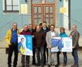 Bild: jma
Bei der Europawahl die Stimme abgeben, dazu fordern zusammen mit Tobias Gotthardt (Dritter von rechts) Karl Lorenz, Wolfgang Graser, Gerhard Stümpfl, Manfred Plößner, Bernhard Schmidt (von links) sowie Holger Götz und Elisabeth Gottsche (von rechts) die Wähler auf.