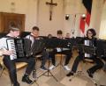 Bild: ubb
Den Auftakt machte das Akkordeonquintett, rechts Leiteriin Viktoria Obermaier.