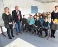 Bild: ibj
Mit den Schülern freuen sich Klassenlehrerin Nadja Wendl und Zweiter Bürgermeister Georg Götz (von links) über die Lesung mit der Leipziger Autorin Judith Burger (rechts).