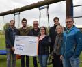 Bild: szl
Die KLJB Wurz spendet 1000 Euro an den SV Wurz. Im Bild (von links) SV-Vorsitzender Andreas Fütterer, KLJB-Vorsitzender Andreas Ernsberger, SV-Kassier Heinz Siebert, KLJB-Vorsitzende Luzia Wittmann sowie Vereinsmitglieder bei der Übergabe.