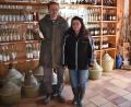 Bild: lue
Für Birgit und Stefan Schlötzer ist ihre Obstbrennerei "Unter der Linde" ein zweites Standbein neben ihrer Landwirtschaft. Gemeinsam brennen sie seit 25 Jahren Schnaps.