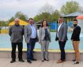 Bild: pko
Bademeister Armin Weinfurtner, Stadtwerkeleiter Willi Meier, Bäderbeauftragte Rosa Schafbauer, Bürgermeister Martin Birner und Kioskpächter Santo Servidio (von links) stellten die Neuerungen zur Freibadsaison 2019 vor.