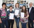 Bild: lg
Schulleiter Ludwig Pfeiffer und Fachbetreuerin Monika Krauß gratulierten den erfolgreichen Latein-Assen (von links) Andrea Schneeberger, Emil Thomsen und Alexandra Pogoda.