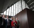 Bild: Wolfgang Steinbacher
Bayerns Minister für Wissenschaft und Kunst, Bernd Sibler, (Dritter von links) lässt sich die besondere Architektur der Amberger Glaskathedrale von Oberbürgermeister Michael Cerny (links) zeigen.