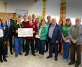 Bild: bsc
Der Vorstand der Raiffeisenbank Oberpfalz NordWest, Robert Haubner (Dritter von links), sowie die Geschäftsstellenleiter Stefan Bader (hinten, Mitte), Rita Kunz und Claudia Kraus (von links) übergaben Spenden aus dem Erlös des Gewinnsparens in Höhe von 3000 Euro an die Vereinsvertreter (von rechts) Theo Höfer, Ramona Bauer, Patricia Henze, Erwin Bächer, Edgar Wagner, Lisa Rauh, Willi Weiß, Wolfgang Härtl, Manfred Schweimer, Martin Bischof und Jürgen Kraus.