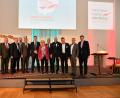 Bild: exb/Rolf Poss
Im Zeichen der Innovationskunst: Beim Festabend im Maximilianeum kamen Vertreter aus Politik und Wirtschaft zusammen. Als einer der Delegierten der Metropolregion Nürnberg war auch Tirschenreuths Bürgermeister Franz Stahl (Fünfter von rechts) mit dabei.
