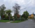 Bild: fjo
Mit einer Verkleinerung der Nepomukanlage will die Marktgemeinde den Flächenverlust im Garten der Kindertagesstätte "St. Emmeram" auffangen. Das trennende Straßenstück dazwischen soll zugleich zurückgebaut werden.